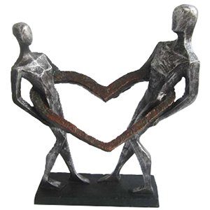פסל שבויים בתוך האהבה